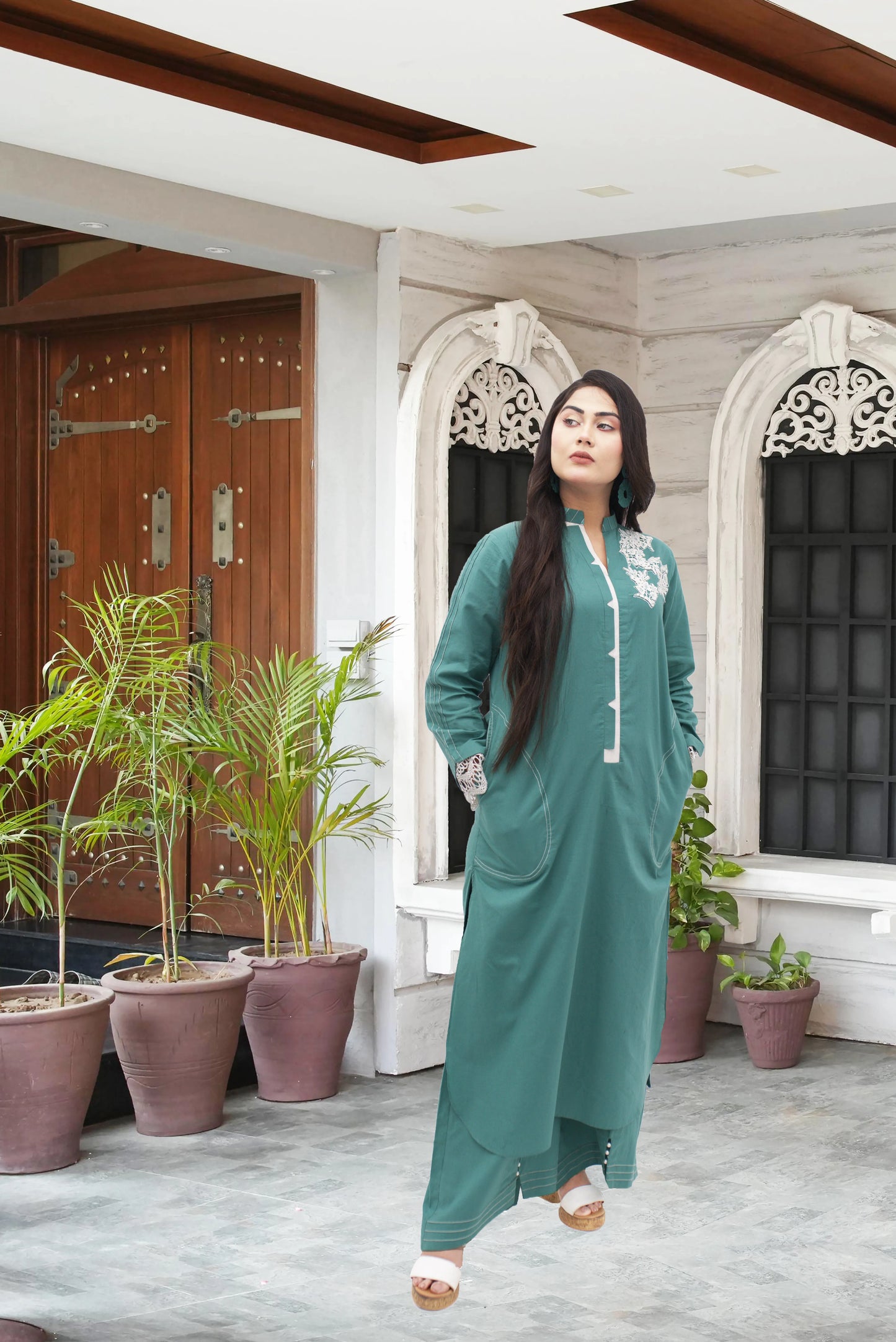 3PC Lawn Suit     Shirt with unique Motive  plazo Trouser with Botton  printed chiffon dupata