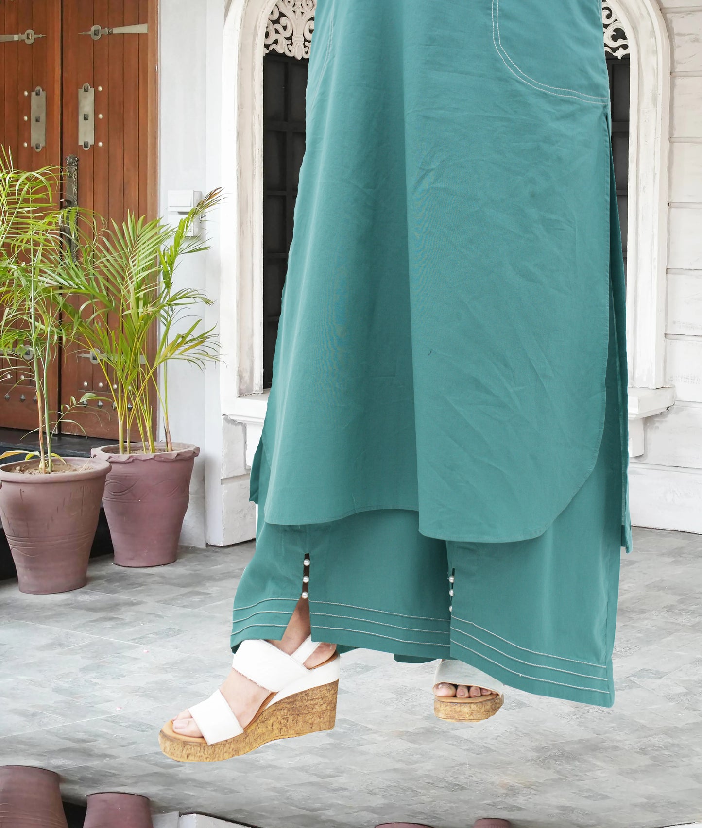 3PC Lawn Suit     Shirt with unique Motive  plazo Trouser with Botton  printed chiffon dupata